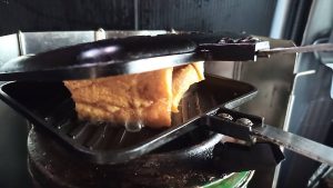 ホットサンドメーカーで油揚げを焼く