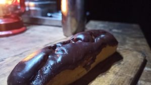 キャンプ地の深夜のエクレア