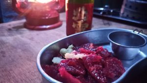 キャンプでニタリクジラの刺身