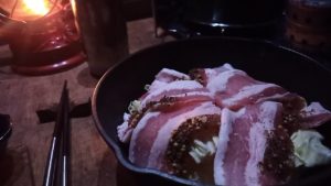 鉄鍋で豚バラ肉の蒸し焼き