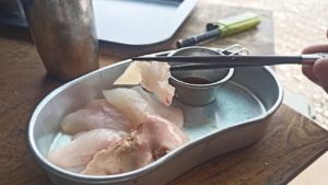 キャンプランチでコウグリの刺身