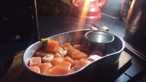 キャンプでサーモンの刺身