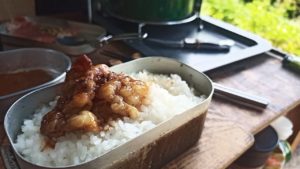 炊き立てご飯とホルモン焼