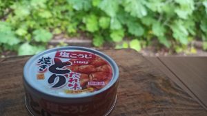 キャンプの朝食に鶏の缶詰