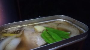 メスティンでスペアリブとコンソメ煮