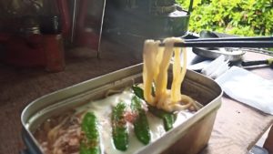 メスティンで朝ラーメンにチーズ