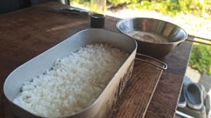 ダイソーメスティンで炊き立てご飯