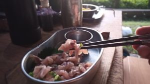 キャンプでアジのタタキ