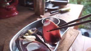 キャンプでカツオの刺身