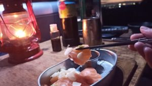 サーモンの刺身とガーリック