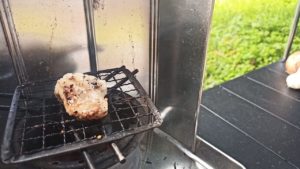 牛ホルモンの網焼き