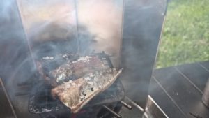 炭火で焼いたサンマ