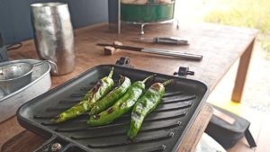 ホットサンドメーカーでシシトウを焼く