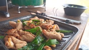 金華亭のホルモンとニラ