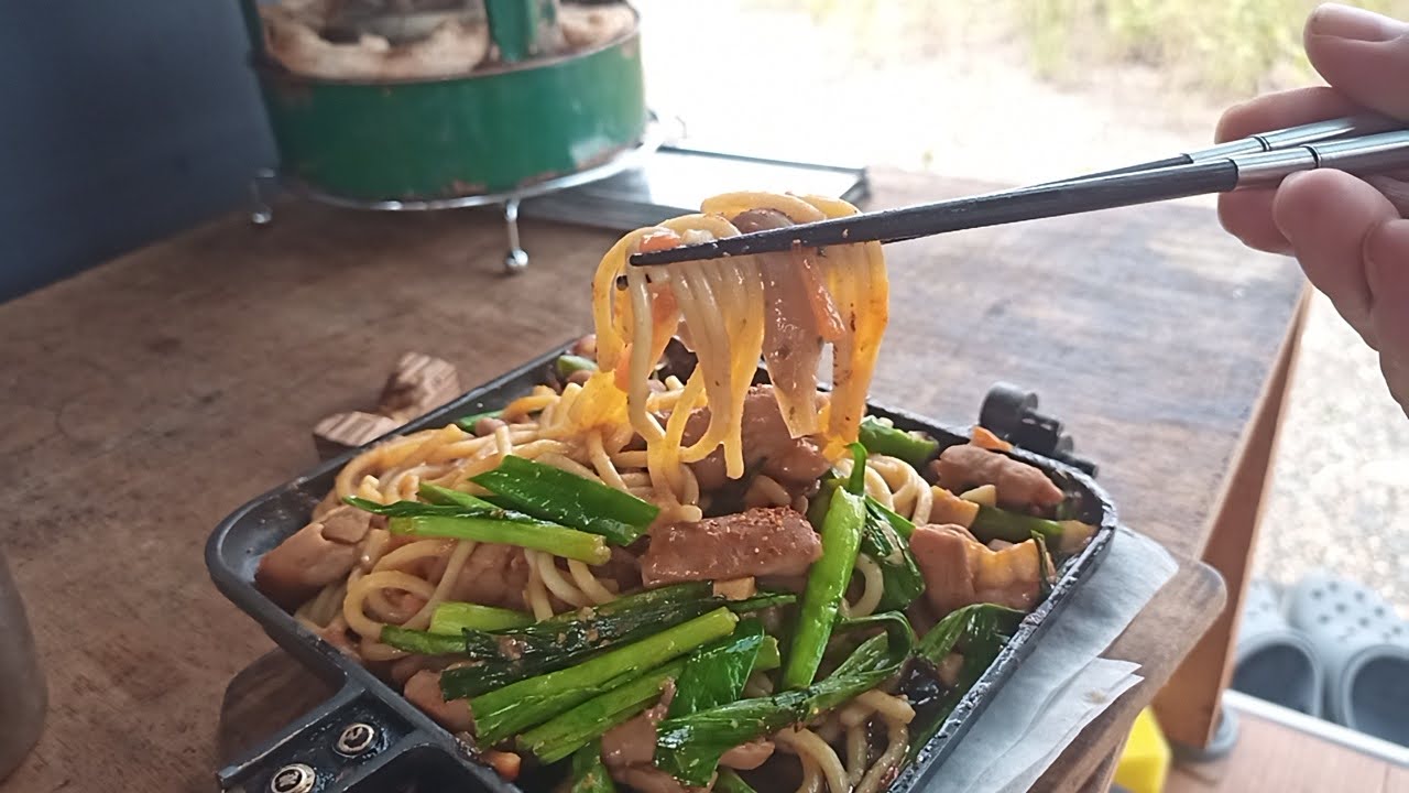 ホットサンドメーカーでホルモン焼きそば