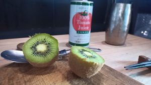 キャンプのデザートのキュウイフルーツ