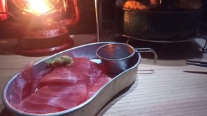キャンプでマグロの刺身