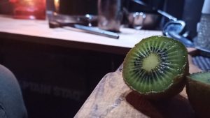 キャンプのデザートでキュウイフルーツ